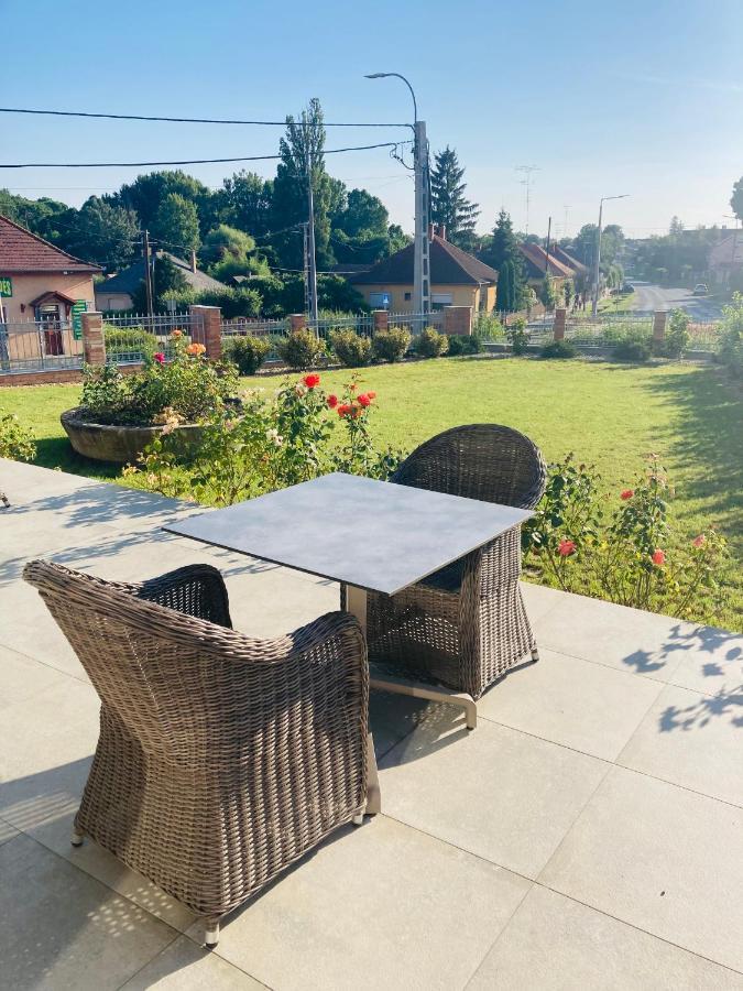 Bed and Breakfast Kira Panzio Lengyeltoti Esterno foto